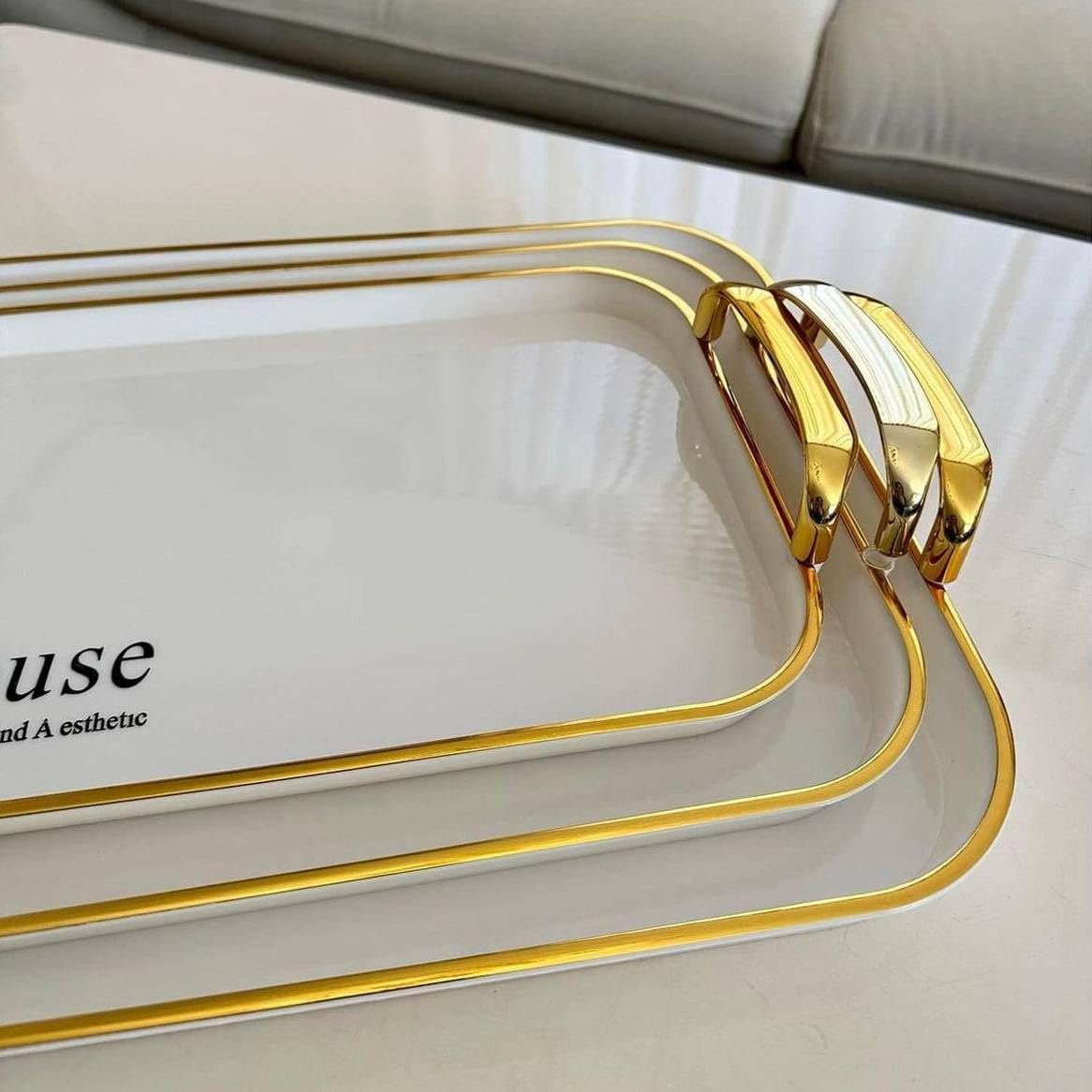 طقم صواني تقديم فاخرة - 3 قطع أكريليك بيضاء بإطار ذهبي - الصورة 5