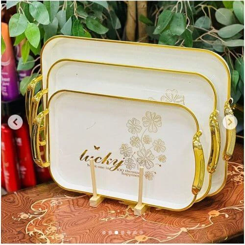 طقم صواني تقديم فاخرة - 3 قطع أكريليك بيضاء بإطار ذهبي - الصورة 2