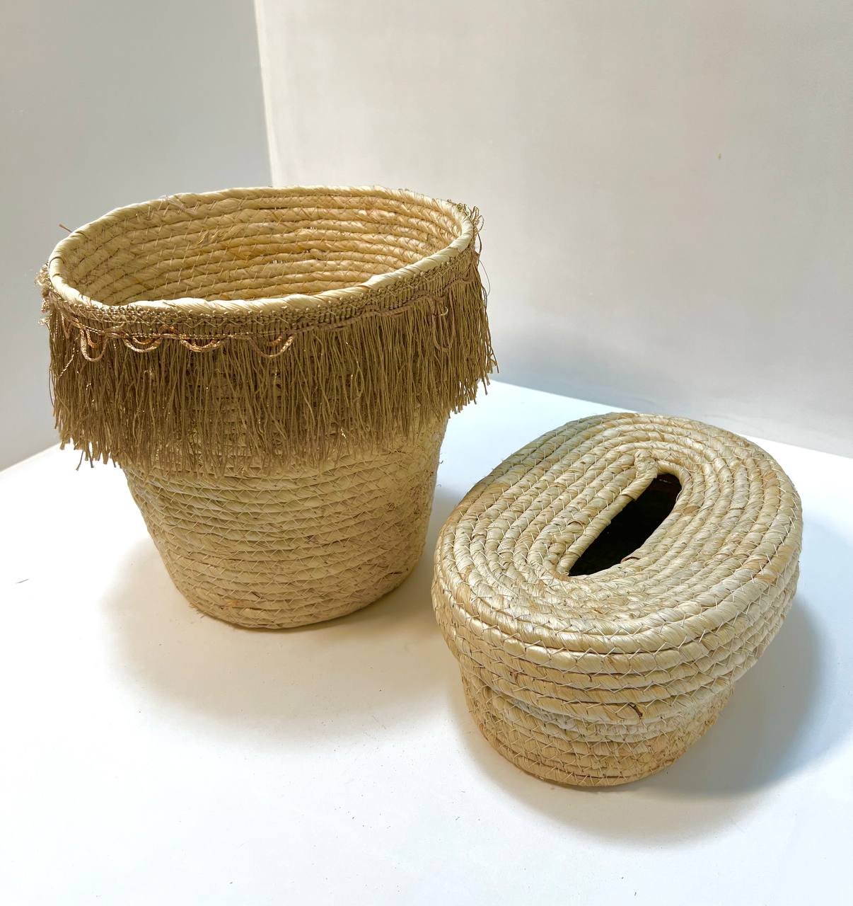 طقم حافظات للمناديل وسلة متعددة الاستخدامات من الخوص