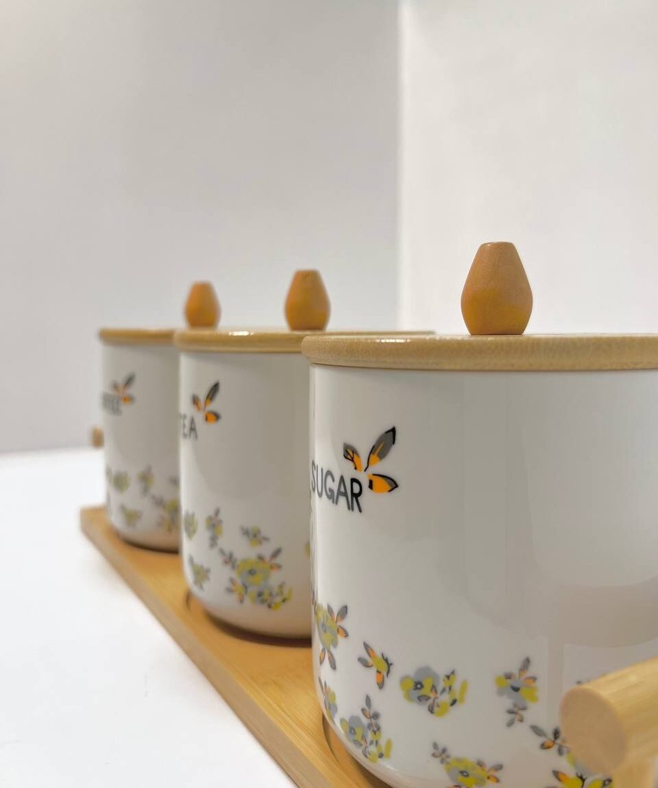 طقم كوفي بورسلين مزخرف ورد مع أغطية خشبية وستاند - الصورة 2