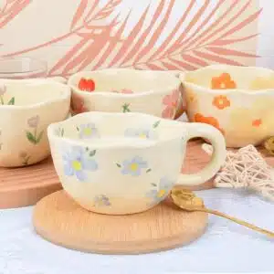 كوب قهوة ورد لبني